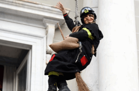 la befana dei Vifili del Fuoco di Livorno che scende dal Campanile del Duomo